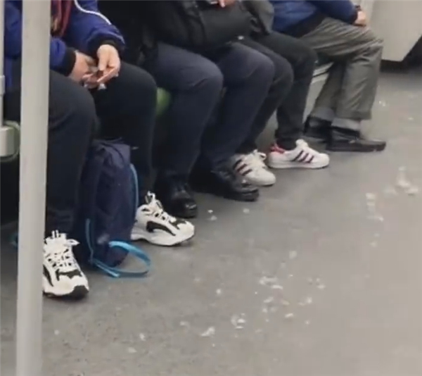 乘客羽绒服炸开 绒毛飘满地铁车厢：这是为什么呢？