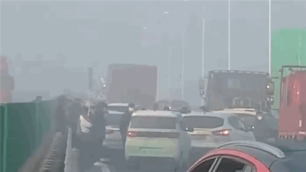 山东一跨海大桥20多辆车相撞 又是浓雾的“锅”