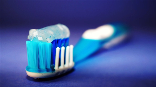刷牙前牙膏到底蘸不蘸水？你可能做错了很多年！