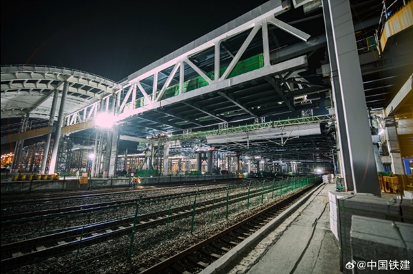 世界首例大型站改钢结构整体跨线顶推：横跨京九、武九等10条铁路
