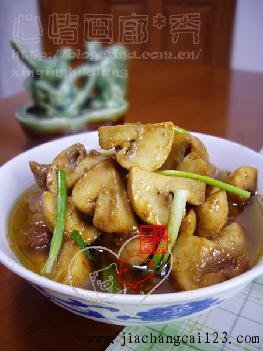 红烧肉煨蘑菇