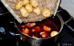 小土豆干烧排骨步骤11