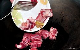 小土豆干烧排骨步骤2