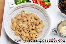 木耳烧肥肠步骤4