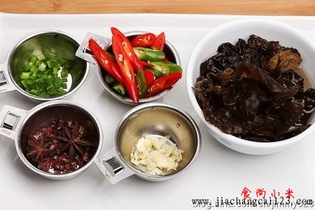 木耳烧肥肠原料