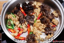 木耳烧肥肠步骤7