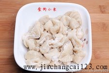 木耳烧肥肠步骤1