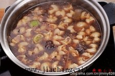 木耳烧肥肠步骤3