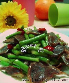 蒜苔鸭胗