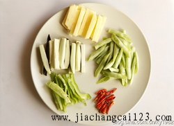 乱炖三鲜步骤1