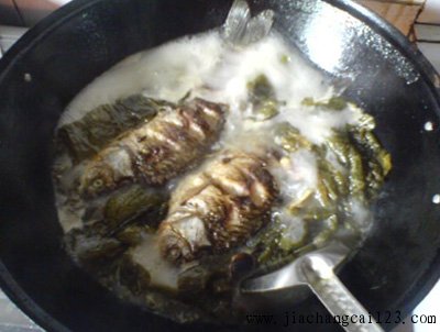 酸菜鲫鱼汤