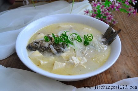 鲫鱼萝卜豆腐汤的做法
