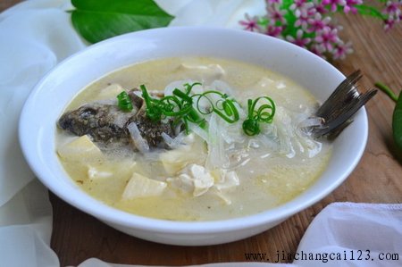 鲫鱼萝卜豆腐汤