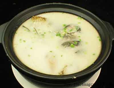 砂锅鱼头豆腐汤