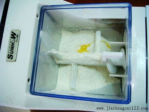 香菇鸡丁捞面步骤3