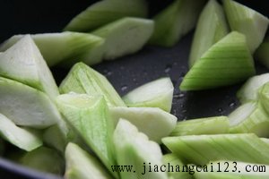 番茄丝瓜烧面筋的做法步骤4