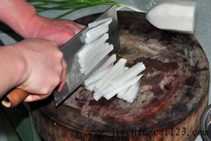腊肉烩萝卜步骤4