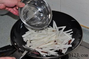 腊肉烩萝卜步骤7