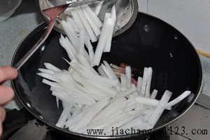 腊肉烩萝卜步骤6