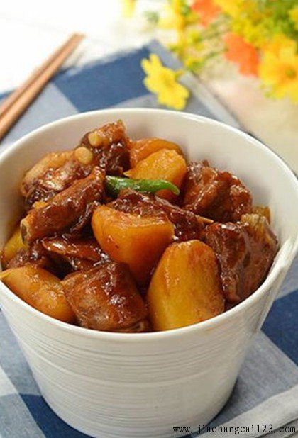 番茄土豆焖排骨的做法