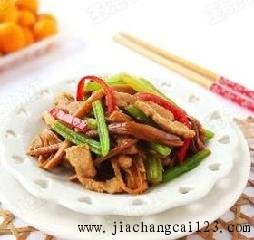 金针菇炒芹菜